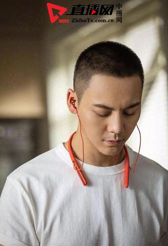 陈伟霆最新剃头照曝光圆寸侧颜杀变身硬核型男