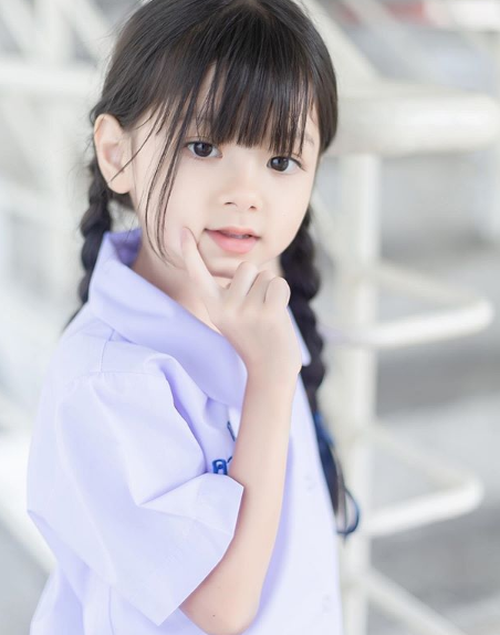 mini版lisa长这样?泰国6岁美少女神颜火爆ins:爸爸在身旁当保镖吧
