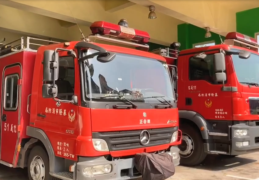 近来天气不稳定,担心大风会将钢条吹落,造成路过人车危险,请求消防