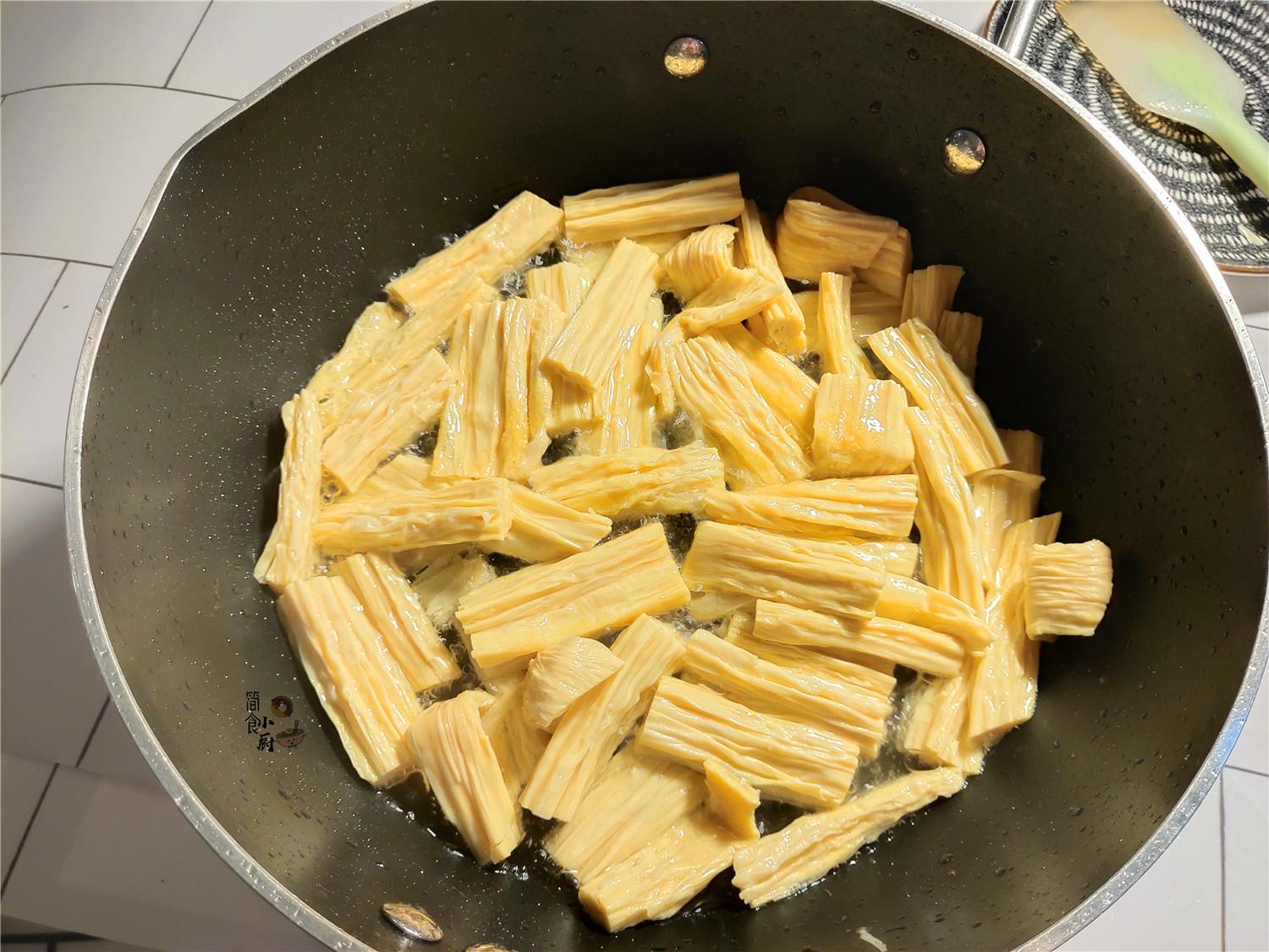 1分钟学会腐竹变辣条,2块钱做出一大盘,解馋又过瘾__凤凰网