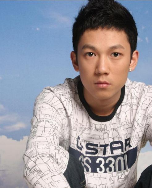 娱乐频道还为他们制作发行了单曲——《黑白电影》,第一届的季军严铮