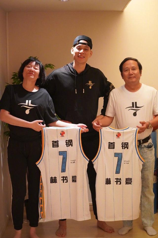 林书豪晒出与父母手持首钢球衣的合影。图/社交媒体
