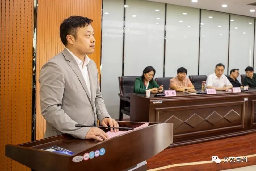 亳州市人民医院重症监护室护士张飞鹏代表援鄂抗疫医务工作者发言.