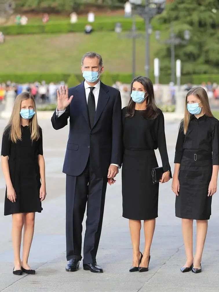 西班牙国王罕见不穿西装绿衫白裤休闲清爽俩女儿金发碧眼真美