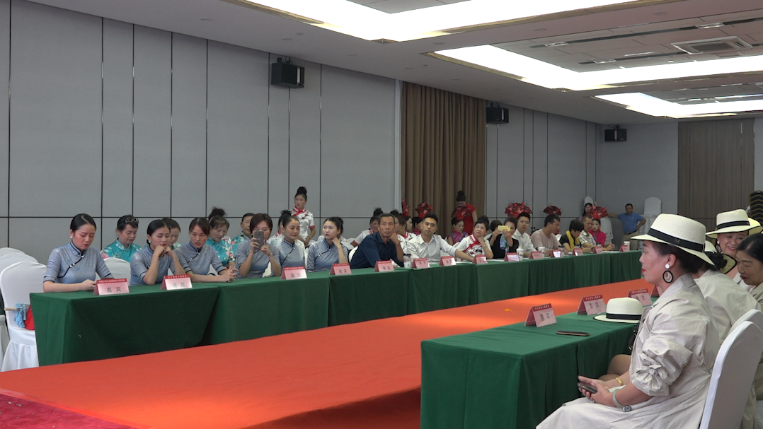 《星光大道》河南赛区新闻发布会副总导演王元勋,同时还有中铁高级