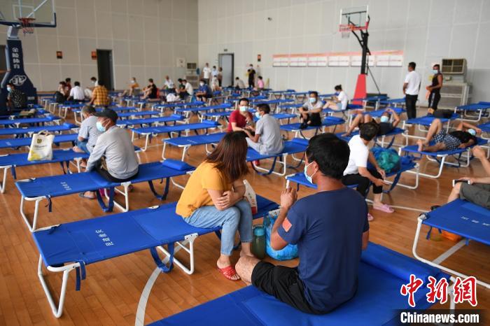 乐清市一安置点内,转移人员正在休息。 王刚 摄
