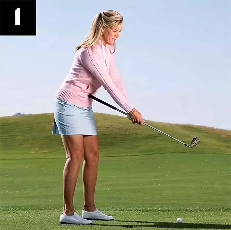 做出正确的站姿,将球杆握把的末端顶在腹部的位置,双手握住杆身部分.