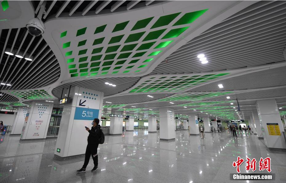 江城路站等将星空,龙井茶,江南建筑等元素融入站厅设计,高颜值的地铁