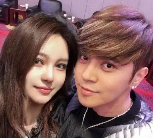 罗志祥事件又起风波美女化妆师弯腰为他化妆这衣服认真的吗