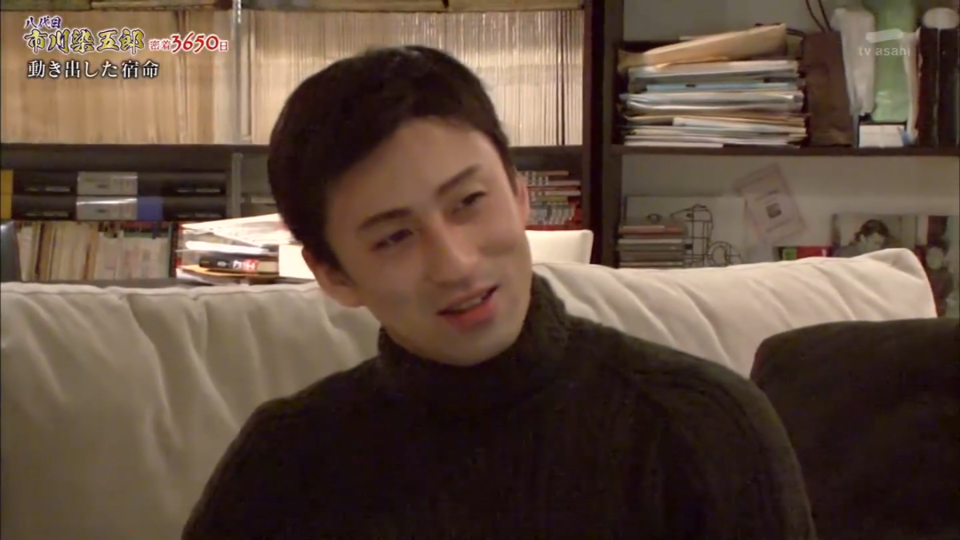 两位姑姑分别是 舞台剧演员  松本纪保 和女神 松隆子.