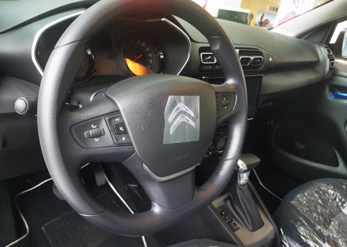 雪铁龙c3l到店,展台放在角落,看起来有些落寞