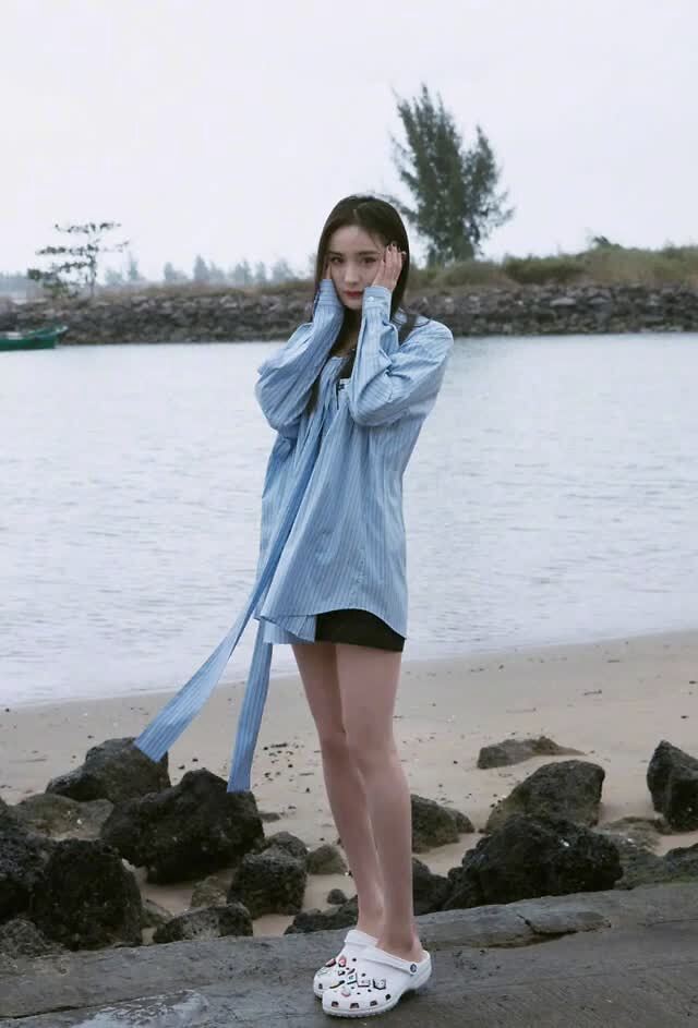 洞洞鞋也能很时髦学辣妈杨幂的4个小技巧让搭配更简单