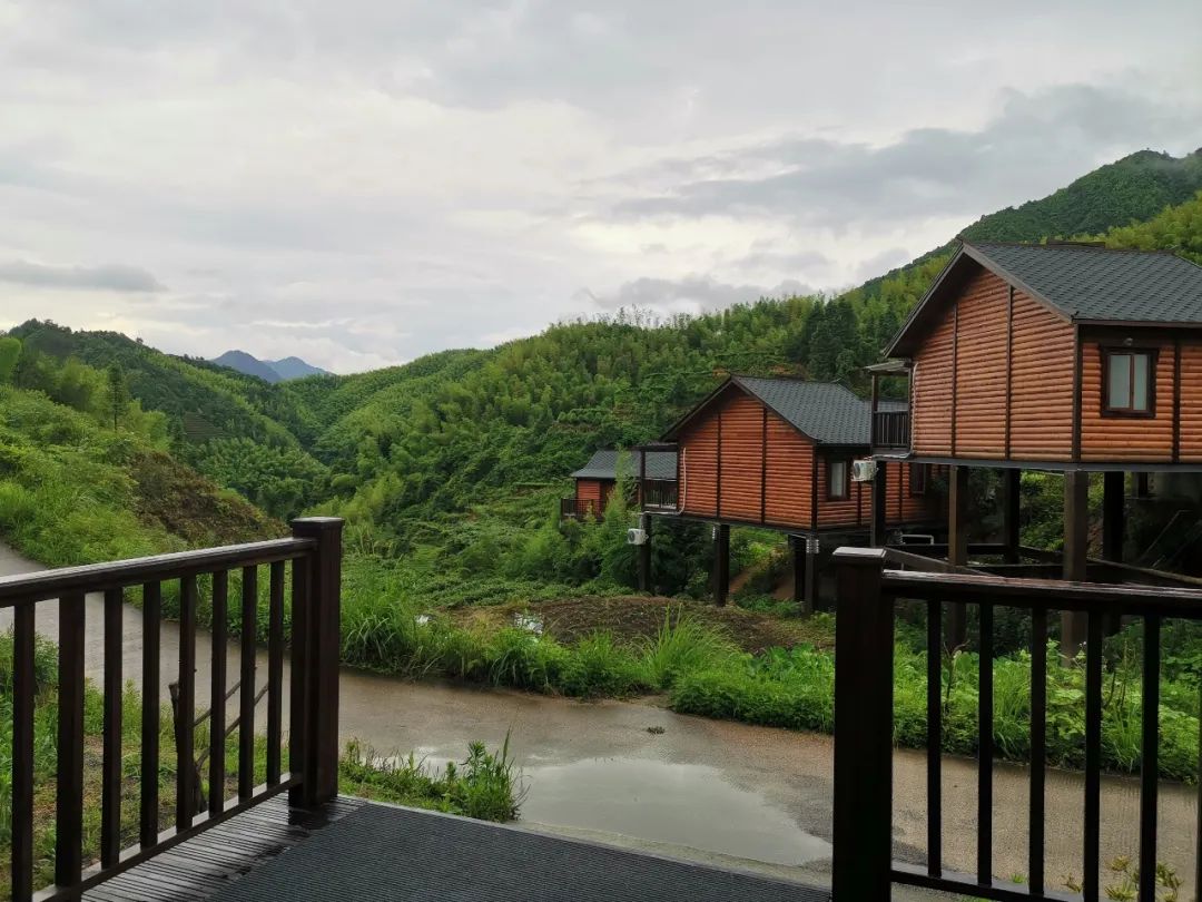 宜章县委统战部副部长县工商联党组书记谢盛生一行到莽山土里巴吉调研