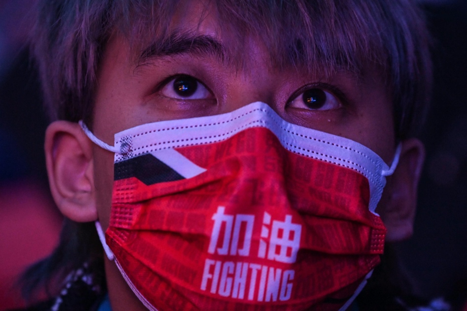 观众戴着印有“加油”的口罩。