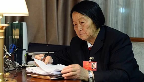 “传奇代表”申纪兰辞世:癌症晚期仍赴京开会 去世前留下重托