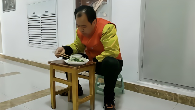 大叔登記返城居民:回家在樓道吃飯