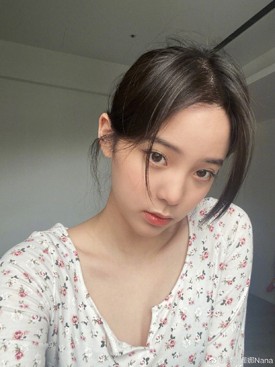 欧阳娜娜分享三月碎片穿v领碎花上衣秀锁骨