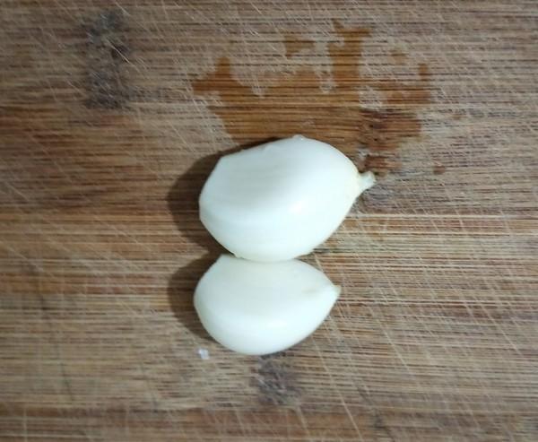 取两瓣大蒜,去皮洗净