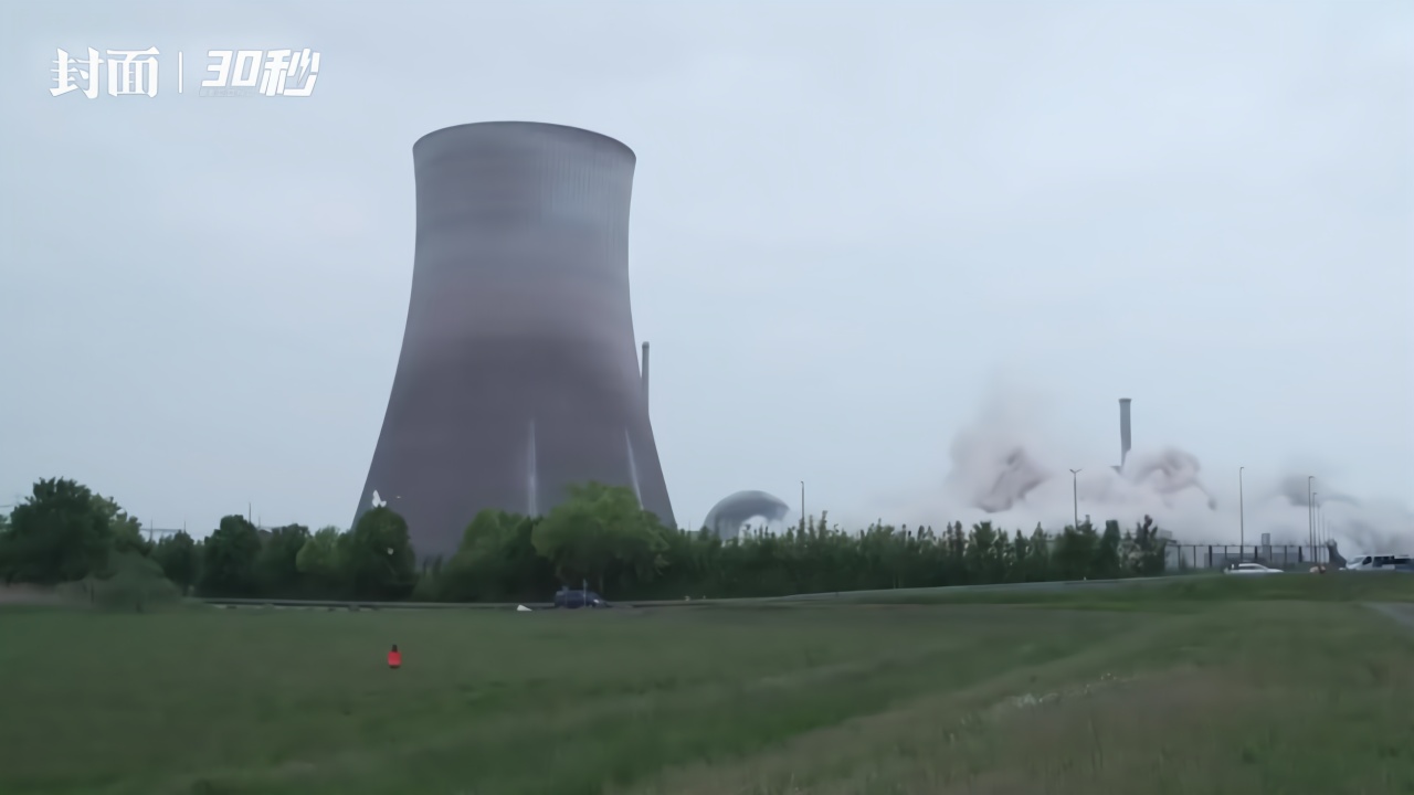 30秒｜德国一废弃核电站爆破现场：两座巨型冷却塔轰然倒下
