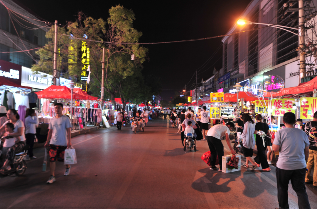 商户喜笑颜开市东方红大街位于菏泽市中心,是百年闻名的商业街,街道