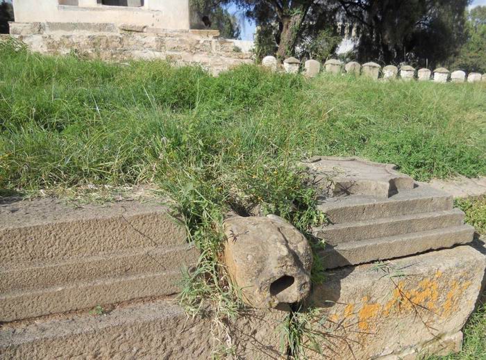 锡安玛丽大教堂遗址，在现已废墟的建筑碎片上可以看到狮子形的石像鬼