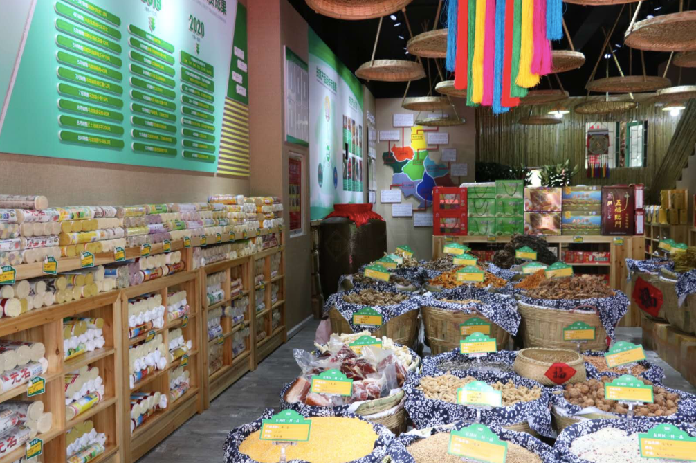 为东川特产开辟销售新渠道 东川区农果云扶贫产销体验店昆明开业