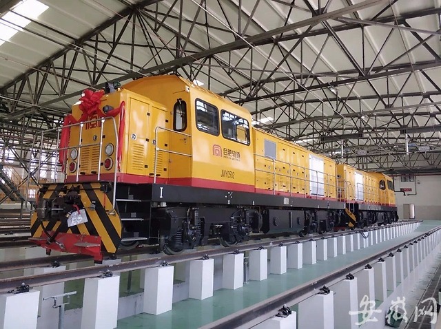 合肥地铁5号线首批两台内燃机车顺利到段