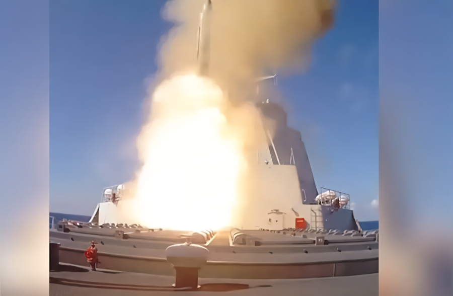 我军国产新锐战舰“南京舰”来袭！垂发导弹一飞冲天超震撼
