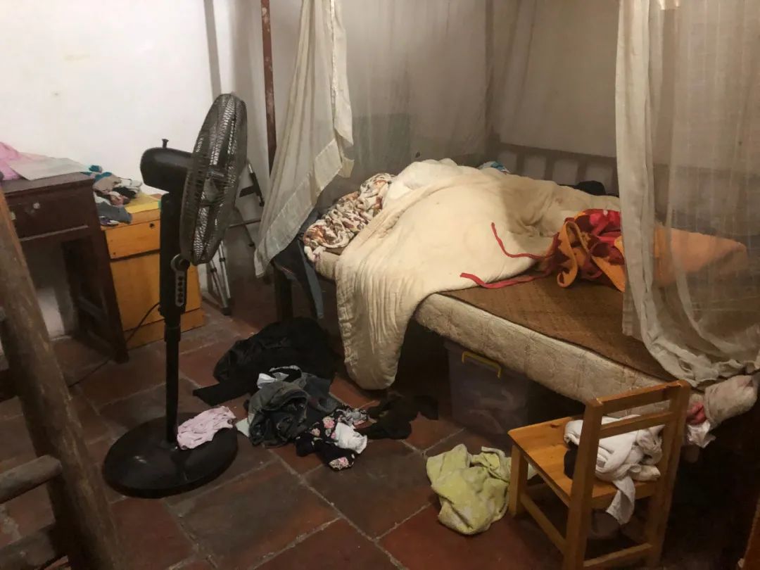 小月(化名)的卧室凌乱,衣服就放在地上