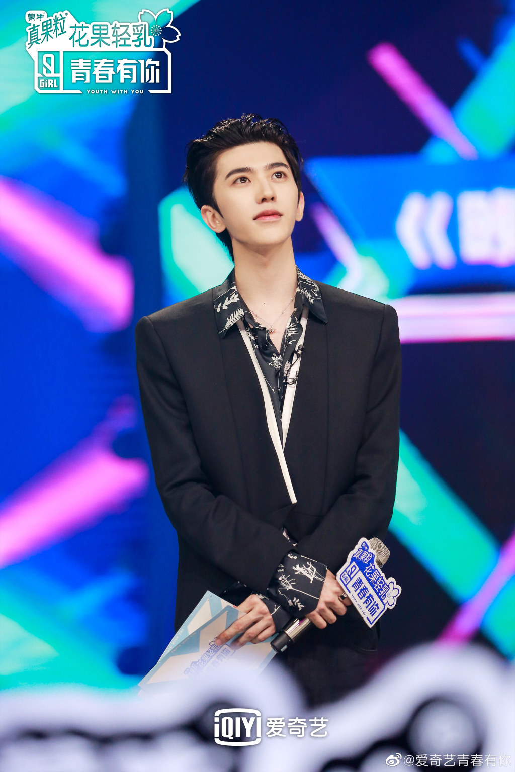 蔡徐坤《青春有你2》剧照公开 花衬衫背头大奎世最可