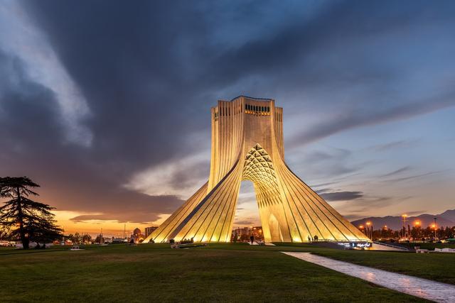 伊朗经典建筑,德黑兰的地标——阿扎迪自由塔