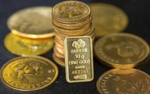 这是2015年7月21日拍摄的英国伦敦一家贵金属投资公司展出的金币和金条。新华社/路透
