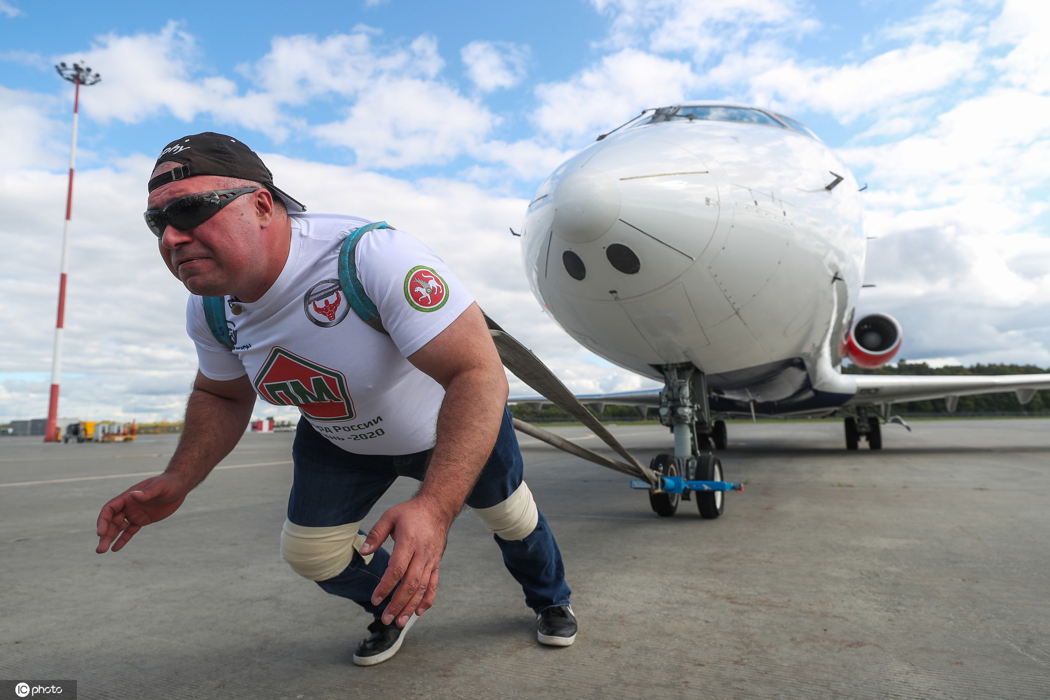 俄罗斯大力士拉飞机吹热水袋破纪录