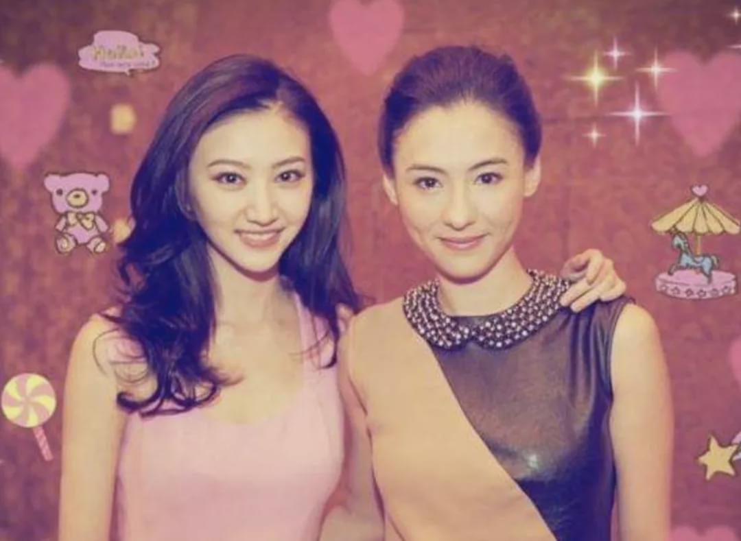 和刘亦菲的合影主要是眼睛占了优势,对比更鲜明的脸