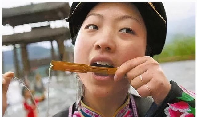 弹奏口弦琴,带有草原风格的乐器.