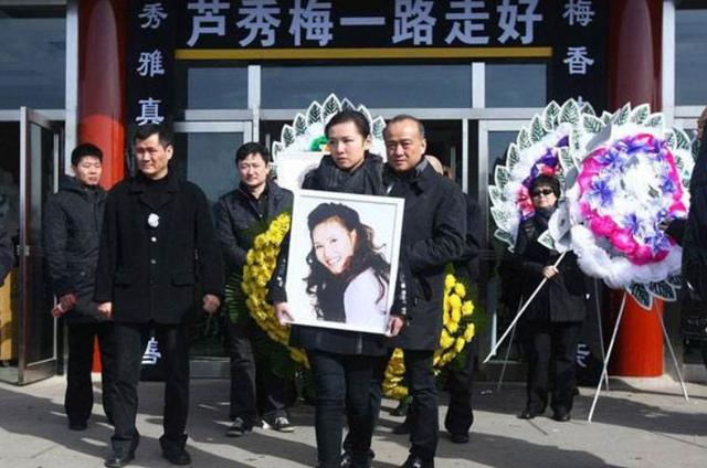 她是中国十大女歌唱家丈夫入狱出场费5万变2千55岁患癌去世
