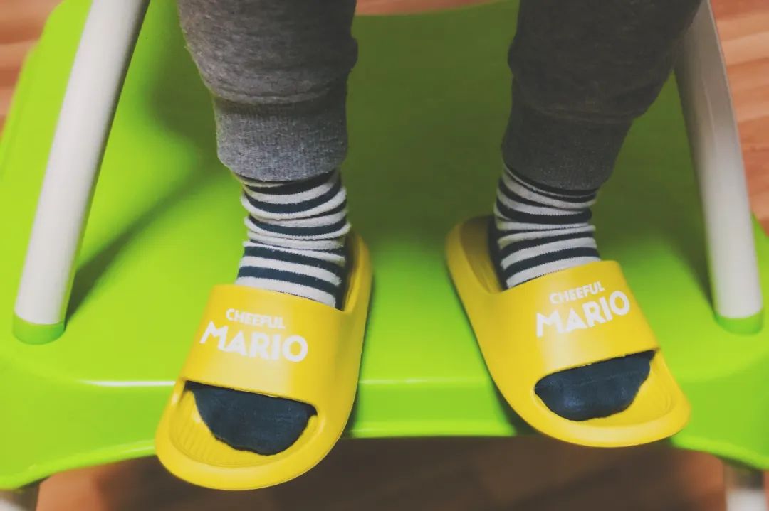 这次穿反大概是为减少频繁掉鞋的烦恼.也随他.