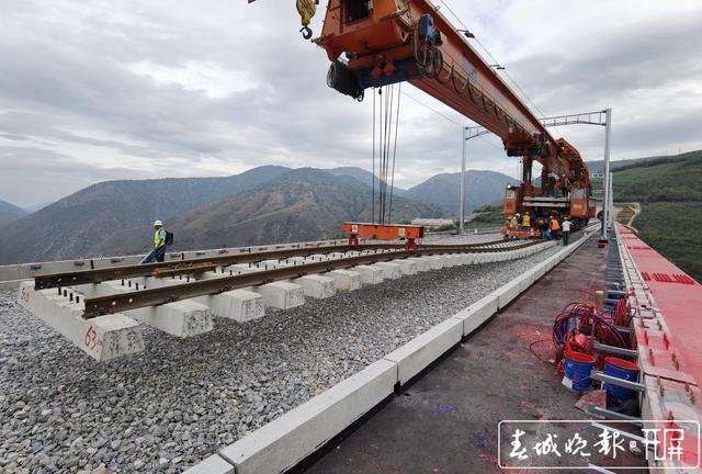 玉磨鐵路元江雙線特大橋正式鋪軌,今後昆明3小時到版納_鳳凰網