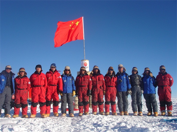飘扬在南极高点的中国国旗 中国人实现 南极最后一个梦想 的幕后传奇 凤凰网