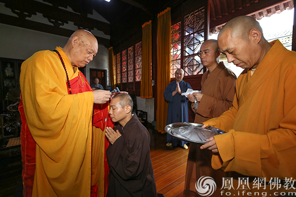 佛欢喜日普陀山慧济禅寺3位净人剃度出家