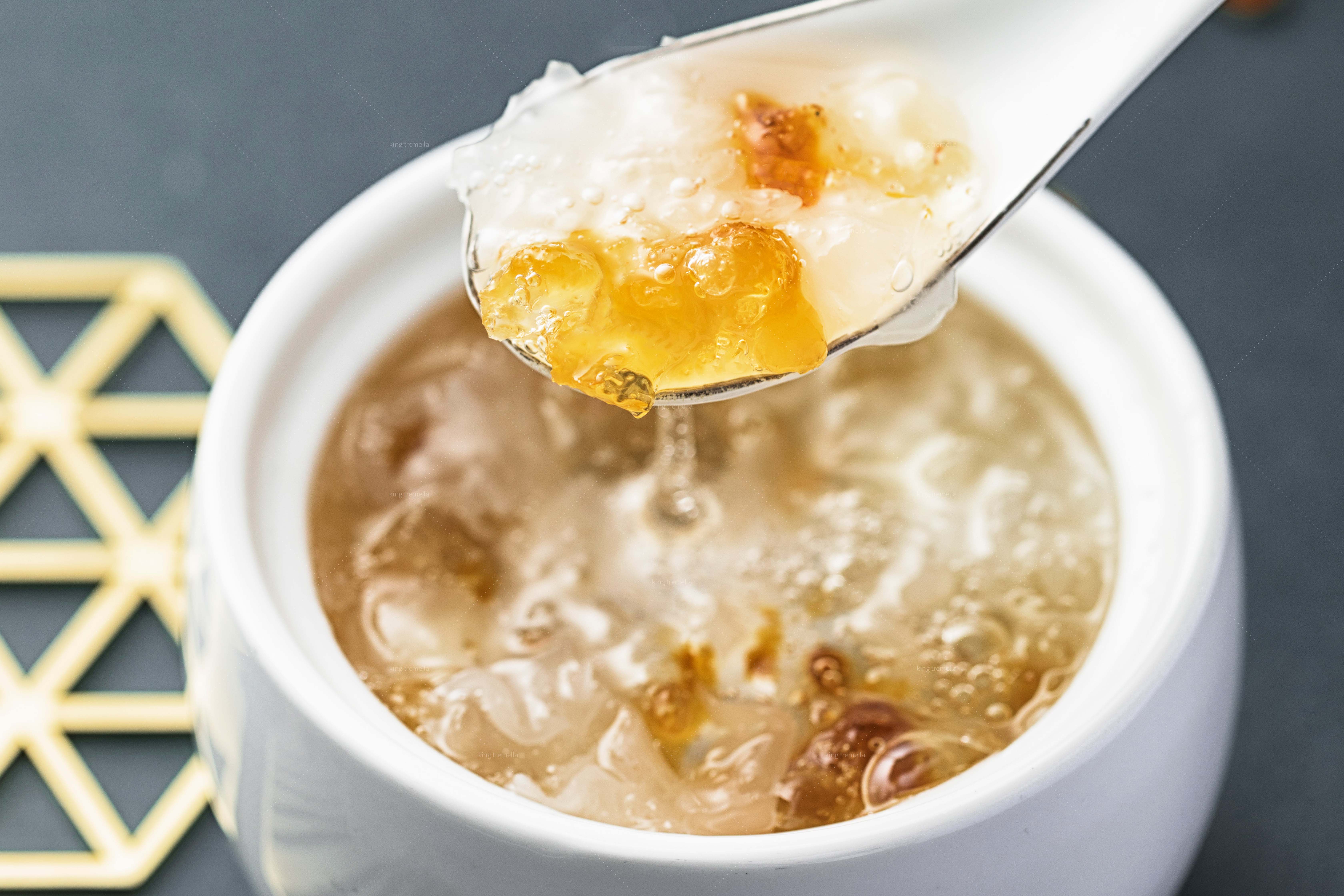 炖桃胶皂角米银耳羹的做法和步骤是什么?__凤凰网