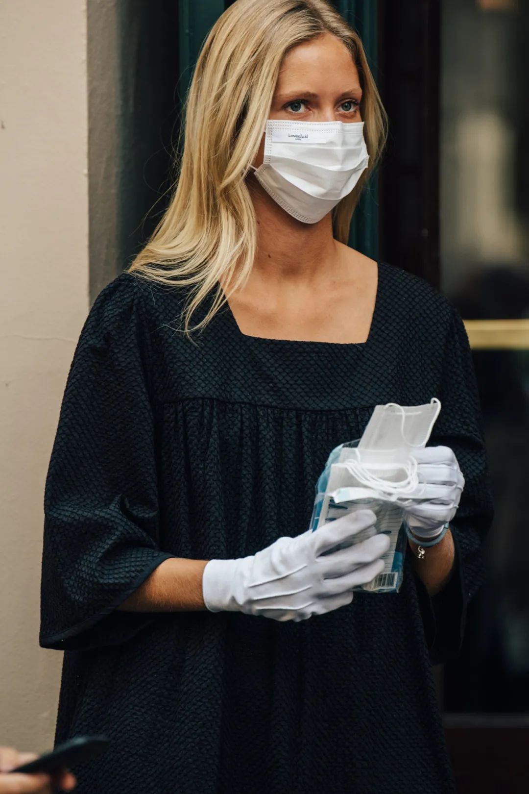 口罩和手套成了主角,全副武装的人最时尚!