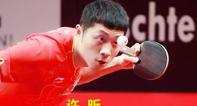 1,反手拨球变线这要从许昕反手的握拍说起,许昕手非常大,反面三个手指