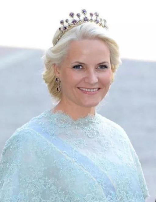 紫晶项链王冠 王冠最早是挪威国王哈拉尔五世送给妻子宋雅王后的,不但