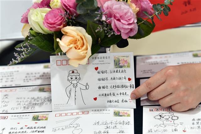 酒店精心准备了感恩贺卡,玫瑰花,小龙虾和各种美食,向逆行者们致敬.