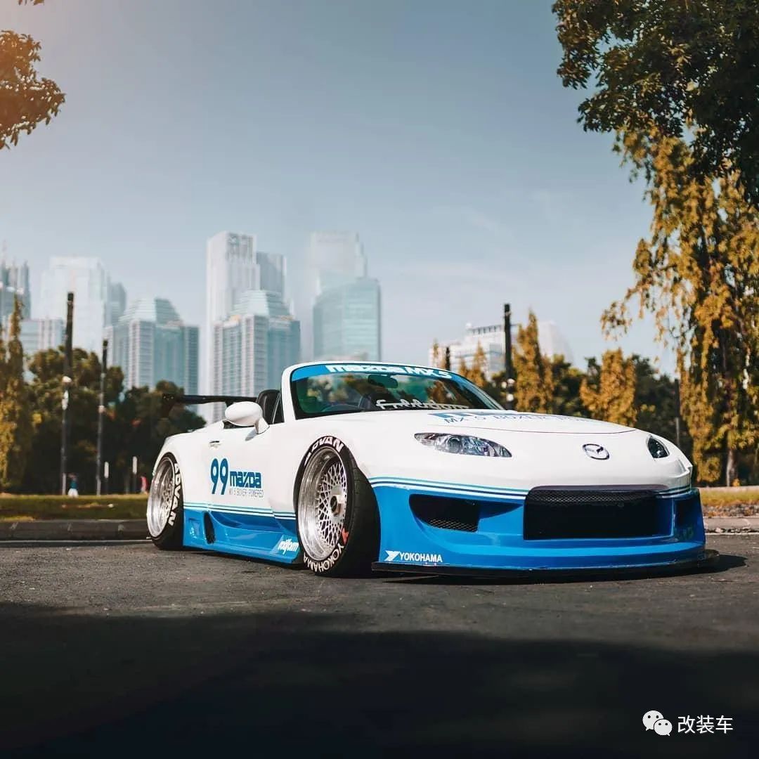 蓝天白云东瀛宝马第三代mx5超帅宽体经典赛车涂装