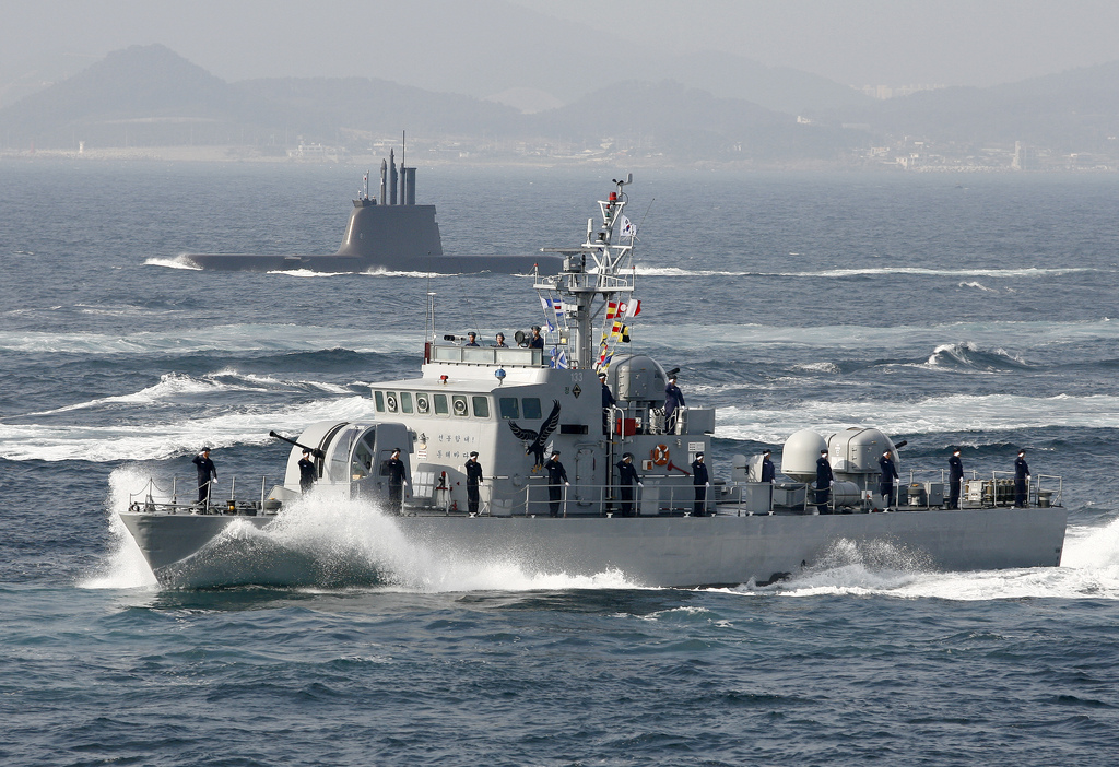 韩国海军演习出意外，手榴弹在军舰上爆炸，7人受伤