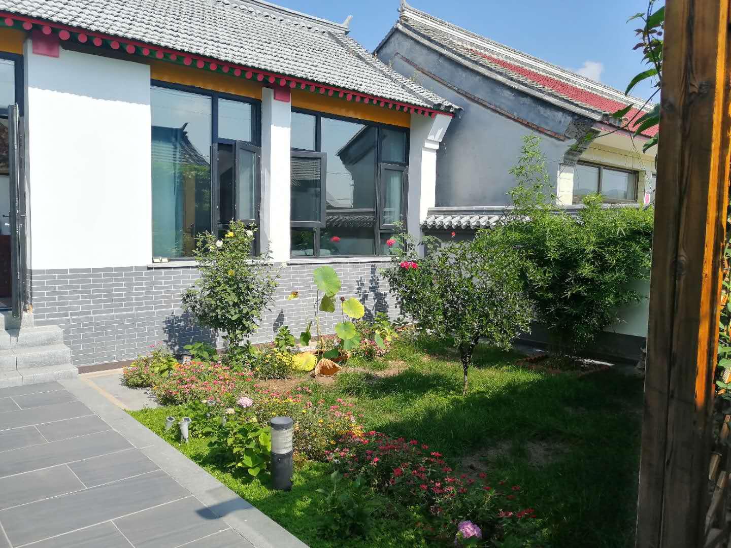 北京退休大妈的烦恼:郊区买个千万别墅还是在农村租个百万的院子