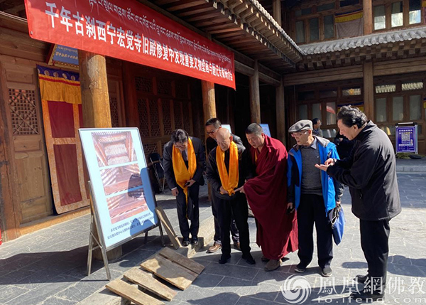 与会专家现场观看西宁宏觉寺旧殿修复中发现的文物梁檩彩绘（图片来源：凤凰网佛教 摄影：西宁宏觉寺）