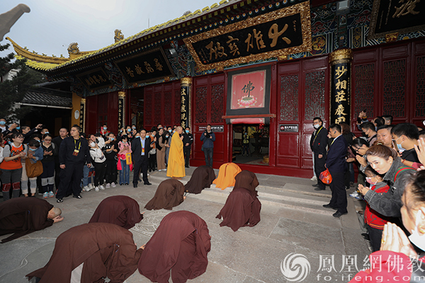 道慈大和尚率众朝拜抵达慧济禅寺（图片来源：凤凰网佛教 摄影：普陀山佛教）